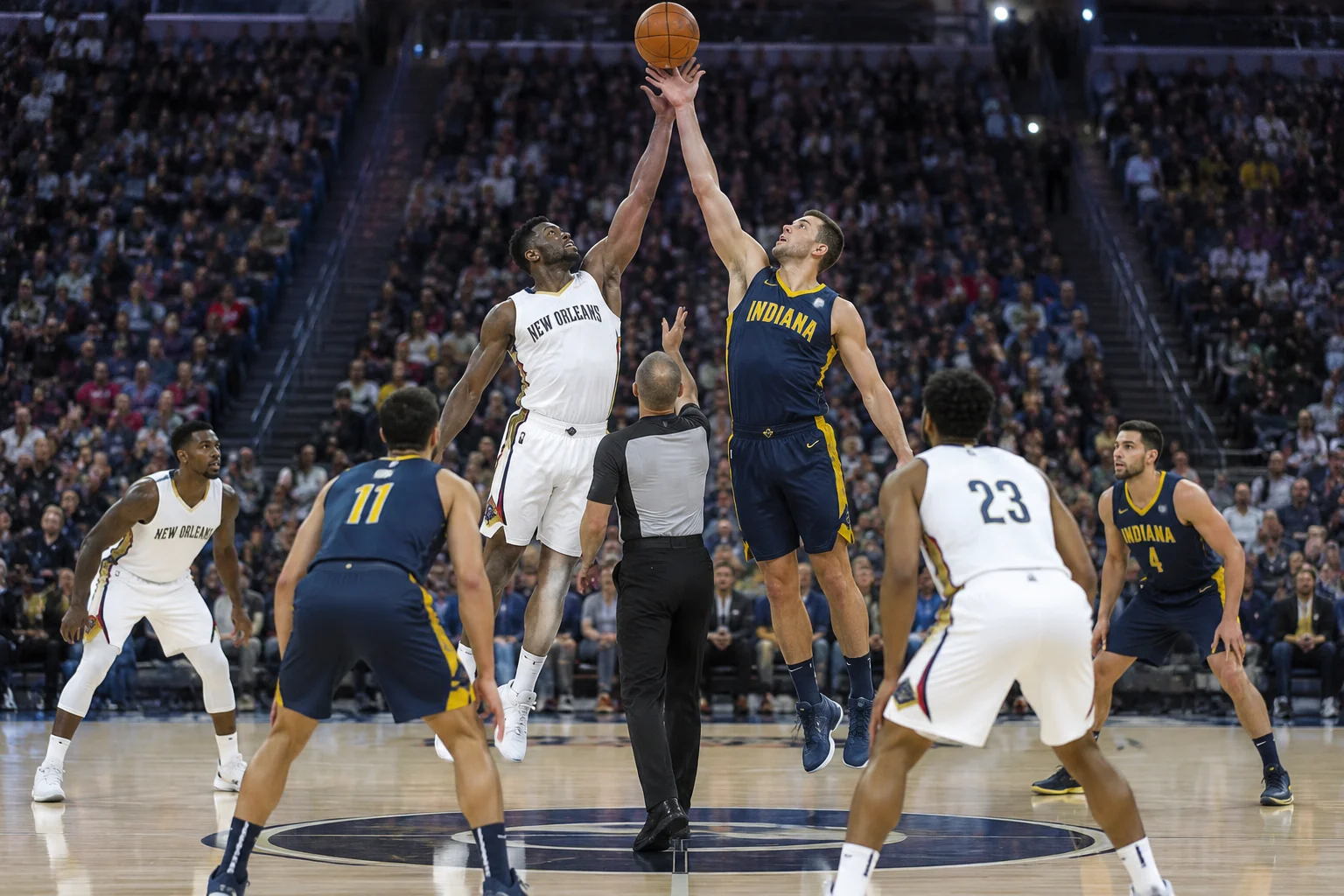 Entre-deux initial entre deux pivots lors d'un match de saison régulière NBA