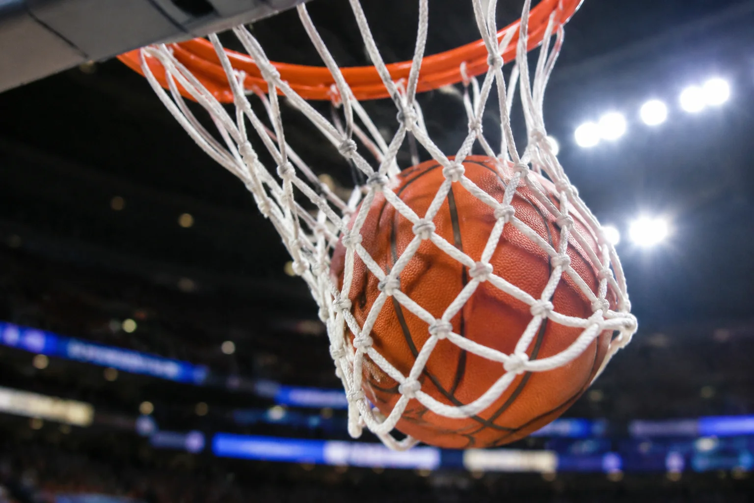 Ballon de basketball traversant l'arceau lors d'un match amical