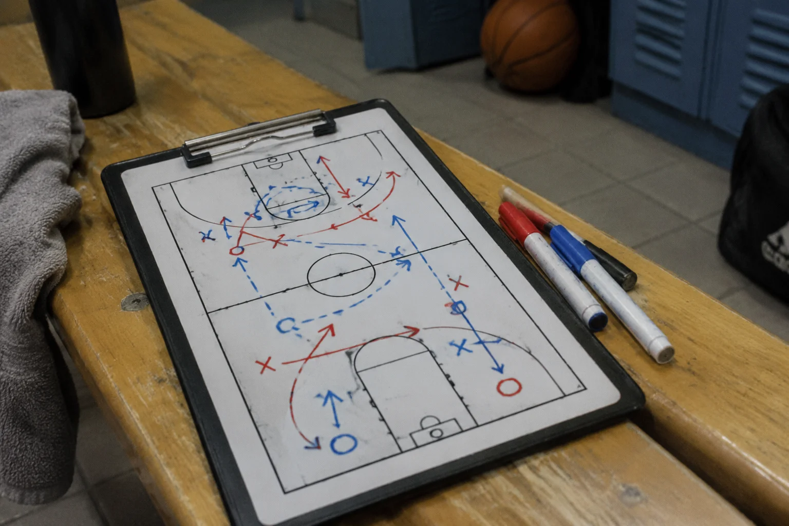 Tableau tactique de basketball avec combinaisons de jeu